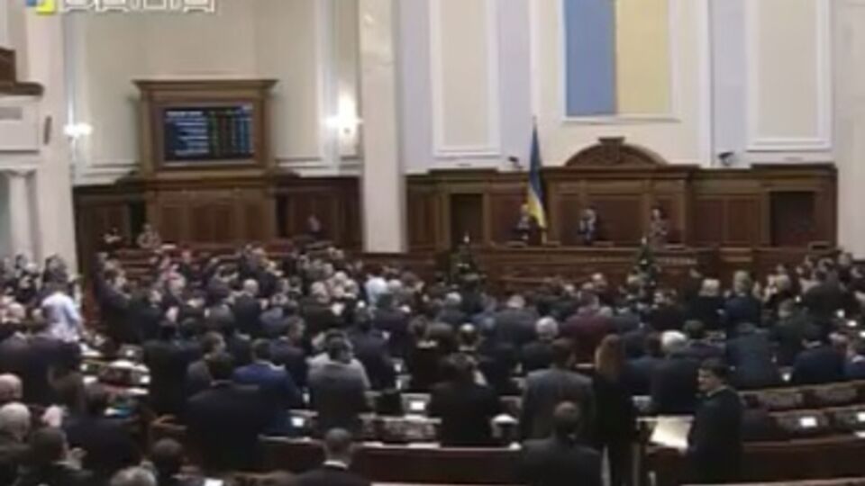 Результаты голосования депутаты встретили аплодисментами