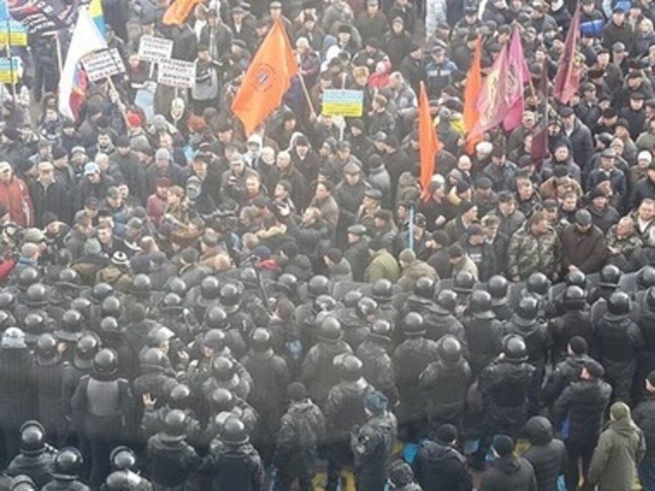 Митингующие протестуют против понижения соцстандартов