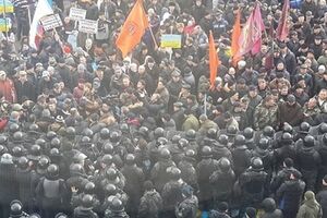 Митингующие протестуют против понижения соцстандартов