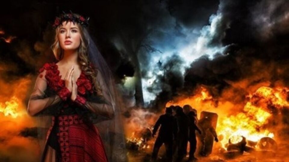 Национальный костюм для конкурса красоты состоит из черной фаты, тернового венка с маками и платья, дополненного плахтой