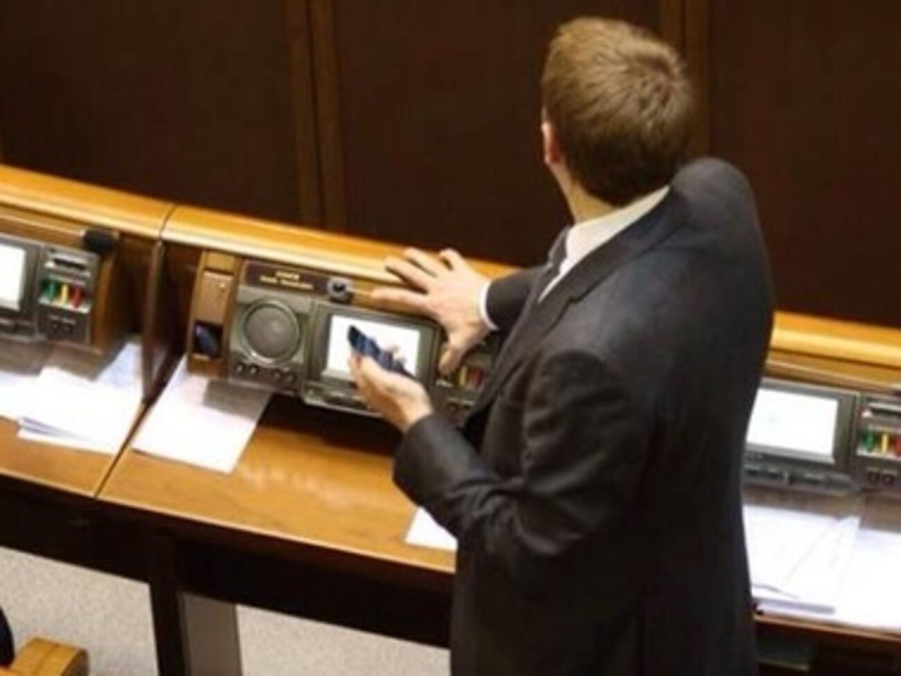 Очередной депутат "кнопкодавил"