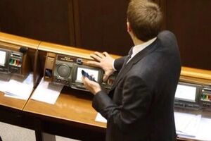 Очередной депутат "кнопкодавил"