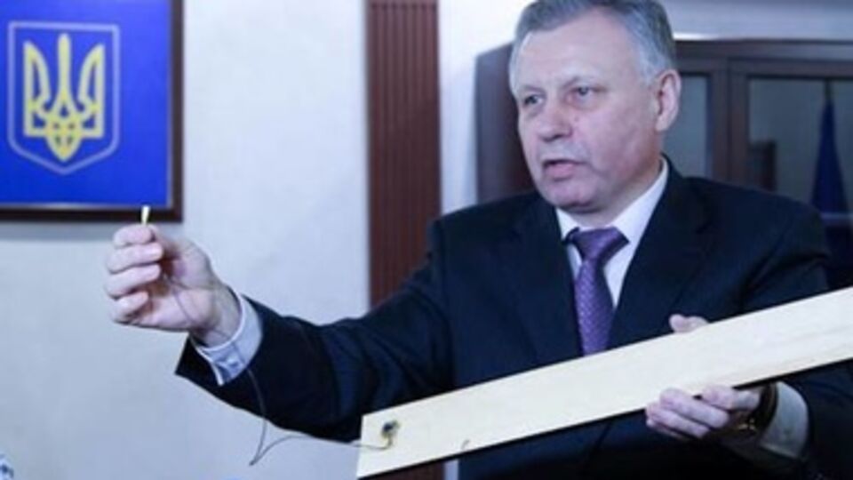 Прослушивающее устройство было вмонтировано в дверной наличник