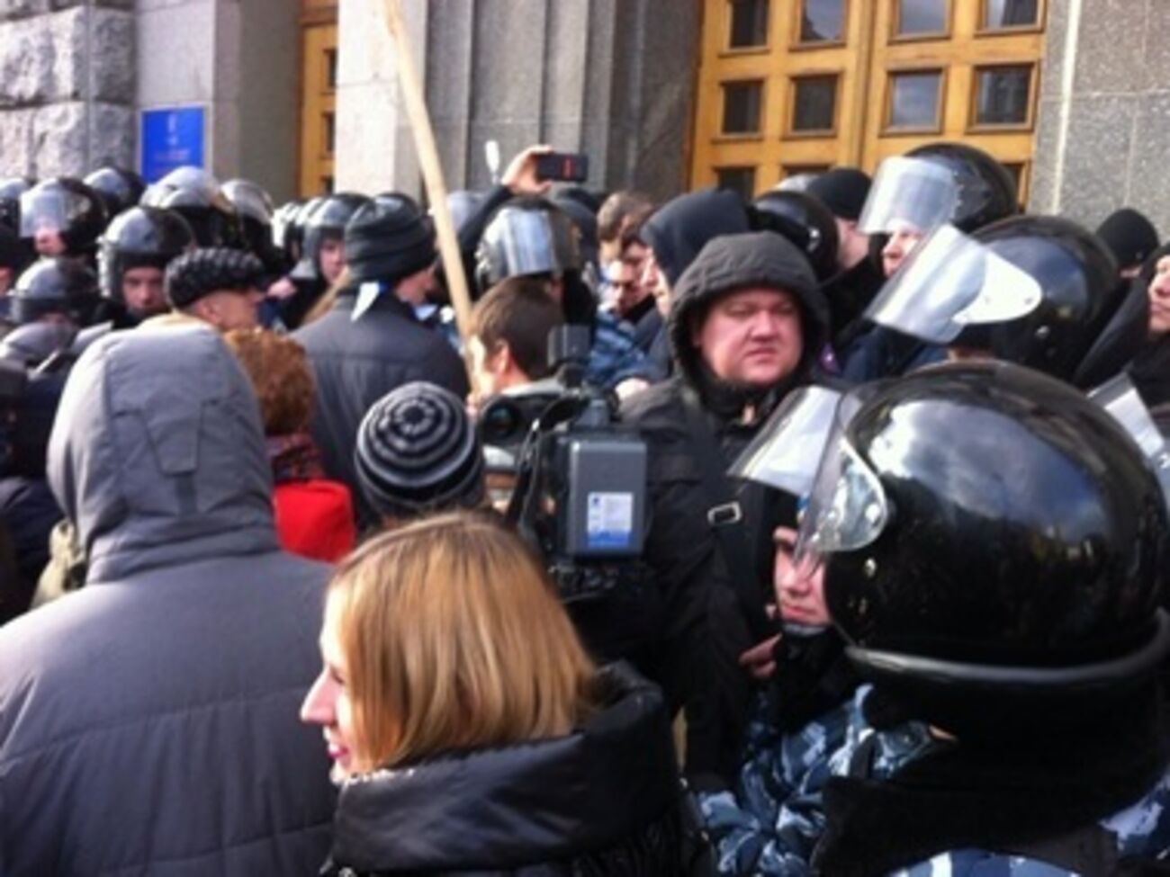 "Гепу на нары!" В Харькове активисты штурмуют горсовет. Фоторепортаж