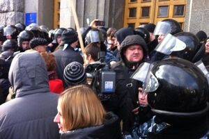 "Гепу на нары!" В Харькове активисты штурмуют горсовет. Фоторепортаж