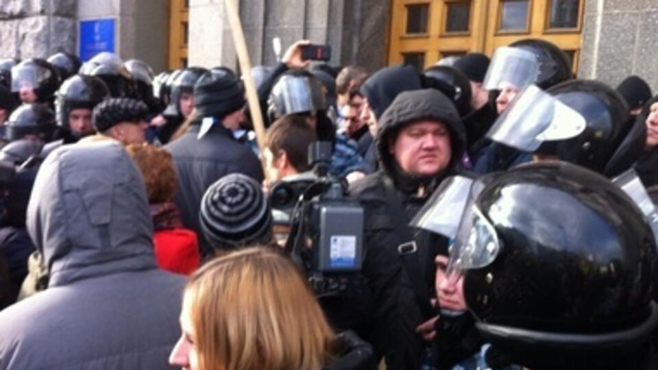 "Гепу на нары!" В Харькове активисты штурмуют горсовет. Фоторепортаж