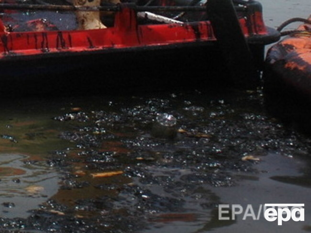Нефть разлилась из-за&nbsp;разгерметизации новопостроенного трубопровода