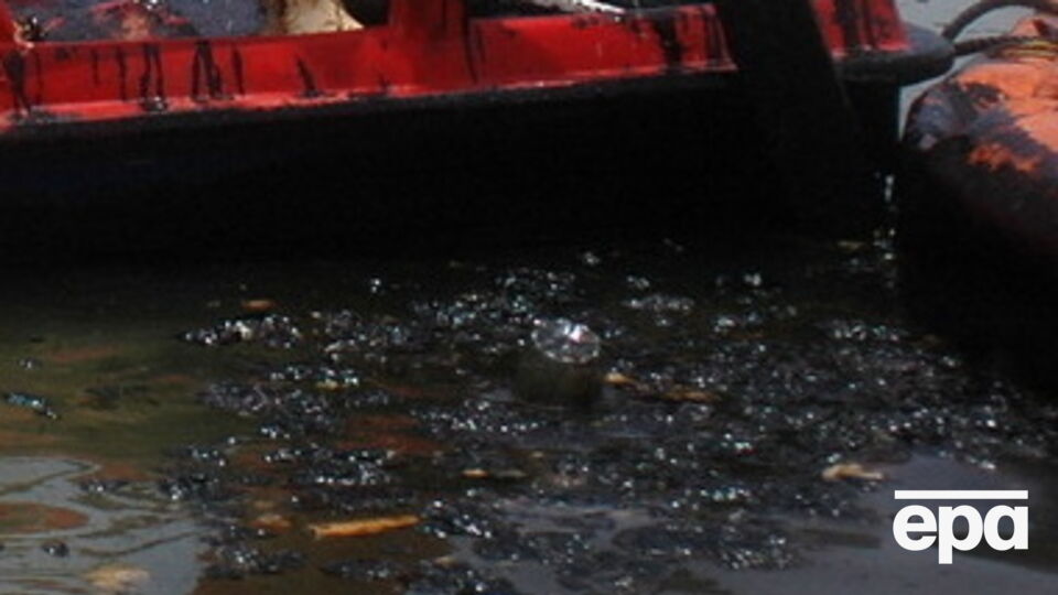 Нефть разлилась из-за разгерметизации новопостроенного трубопровода