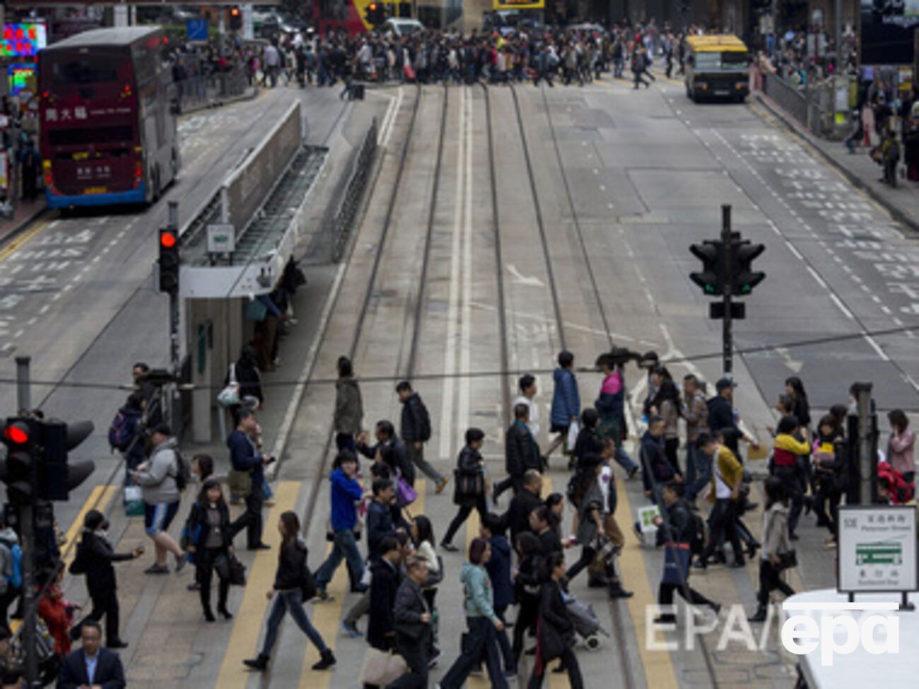Полиция просит прохожих вернуть деньги, которые они подобрали на дороге после аварии