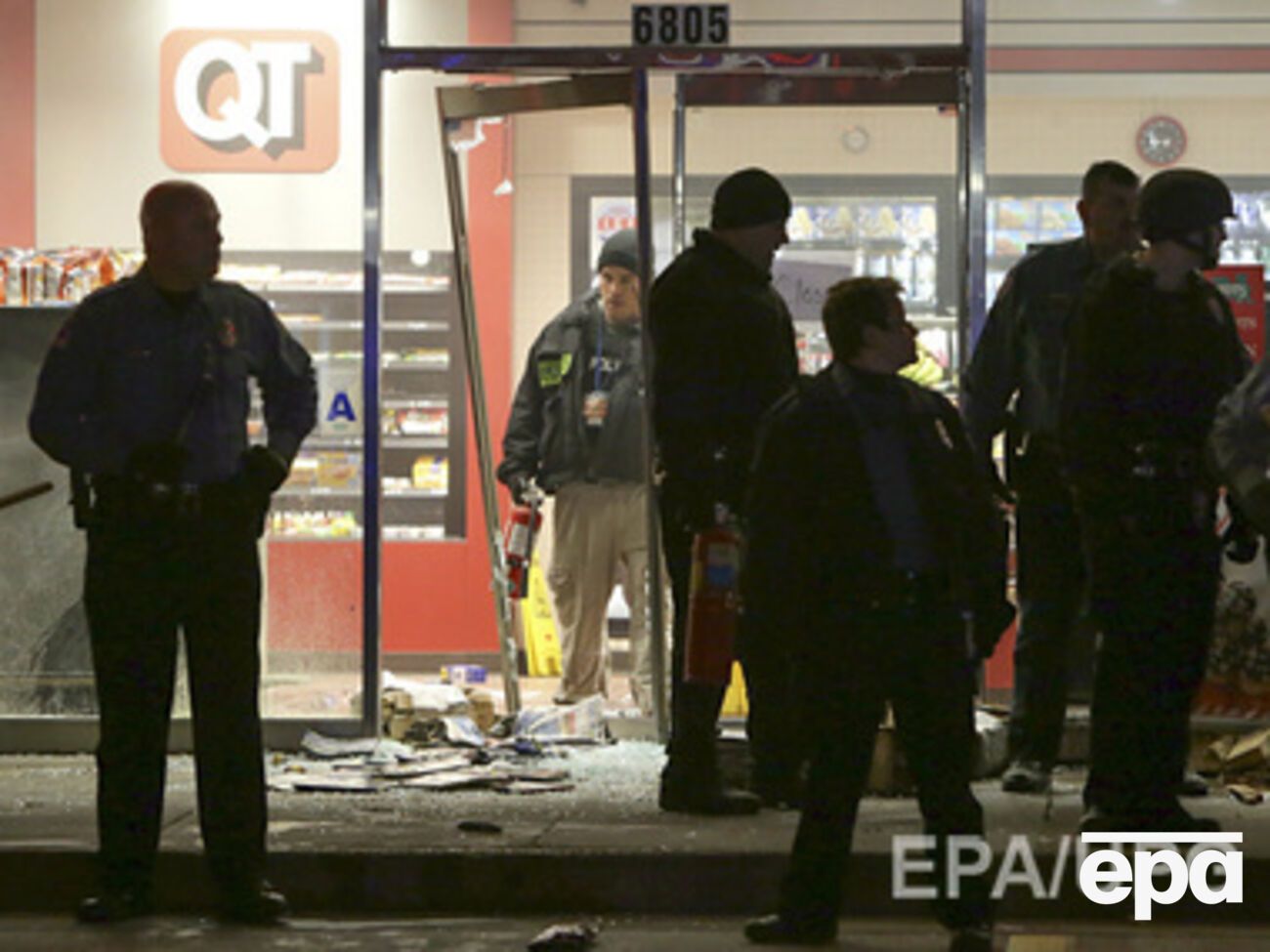 В Сент-Луисе новая волна протестов --- афроамериканцы сожгли автозаправку