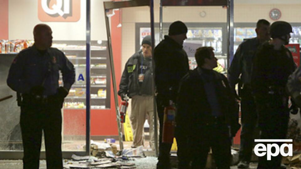 В Сент-Луисе новая волна протестов --- афроамериканцы сожгли автозаправку