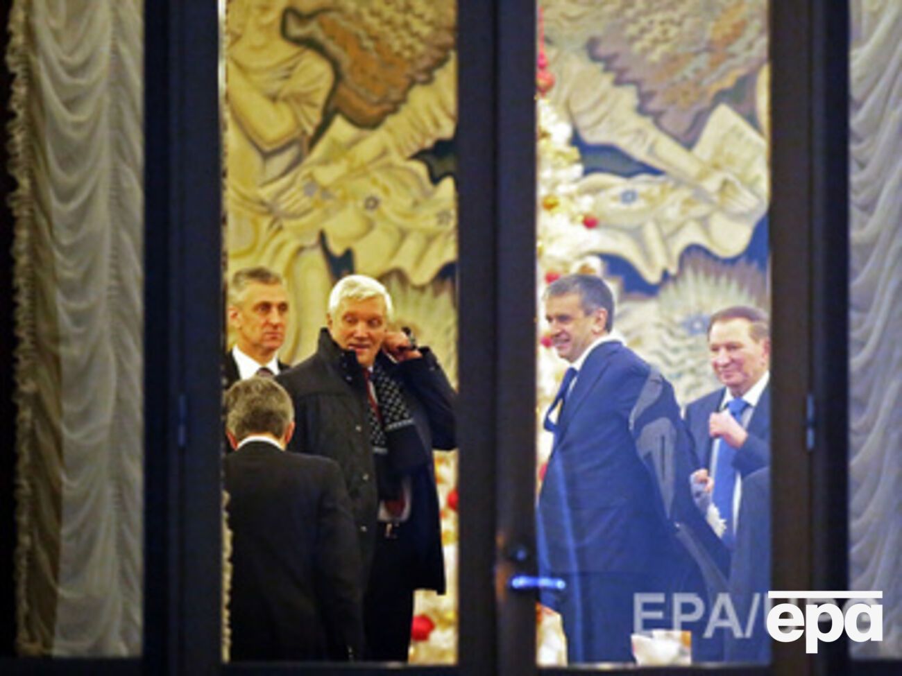 Участники переговоров по завершению не дали комментариев прессе