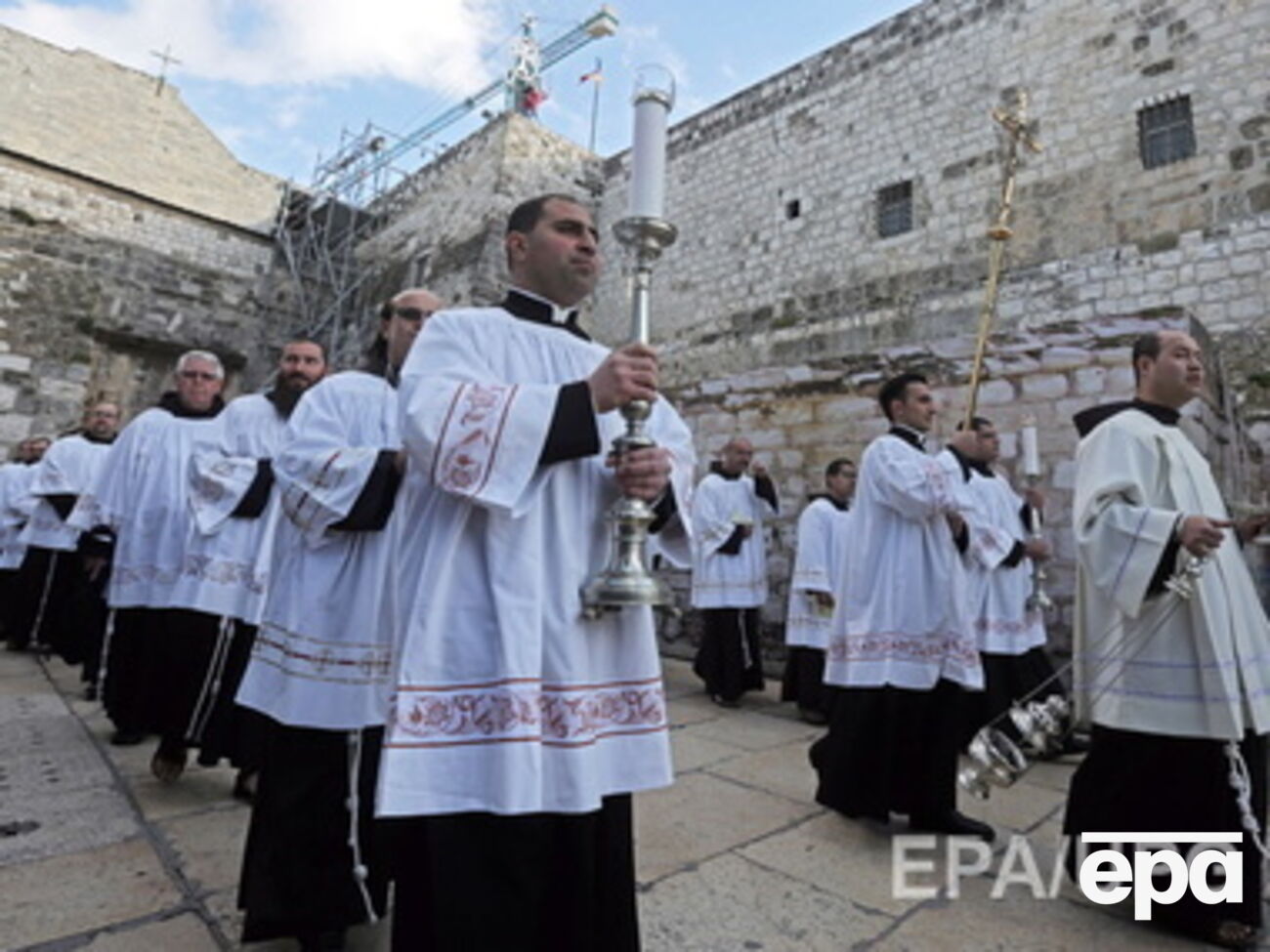 Подготовка к ежегодному шествию на площади перед церковью Рождества Христова в Вифлееме