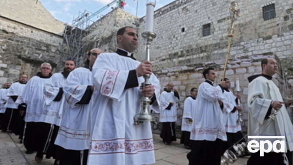 Подготовка к ежегодному шествию на площади перед церковью Рождества Христова в Вифлееме