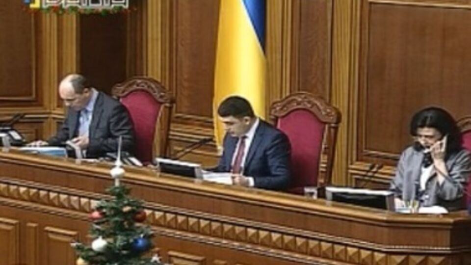 В зале зарегистрировались 307 народных депутатов