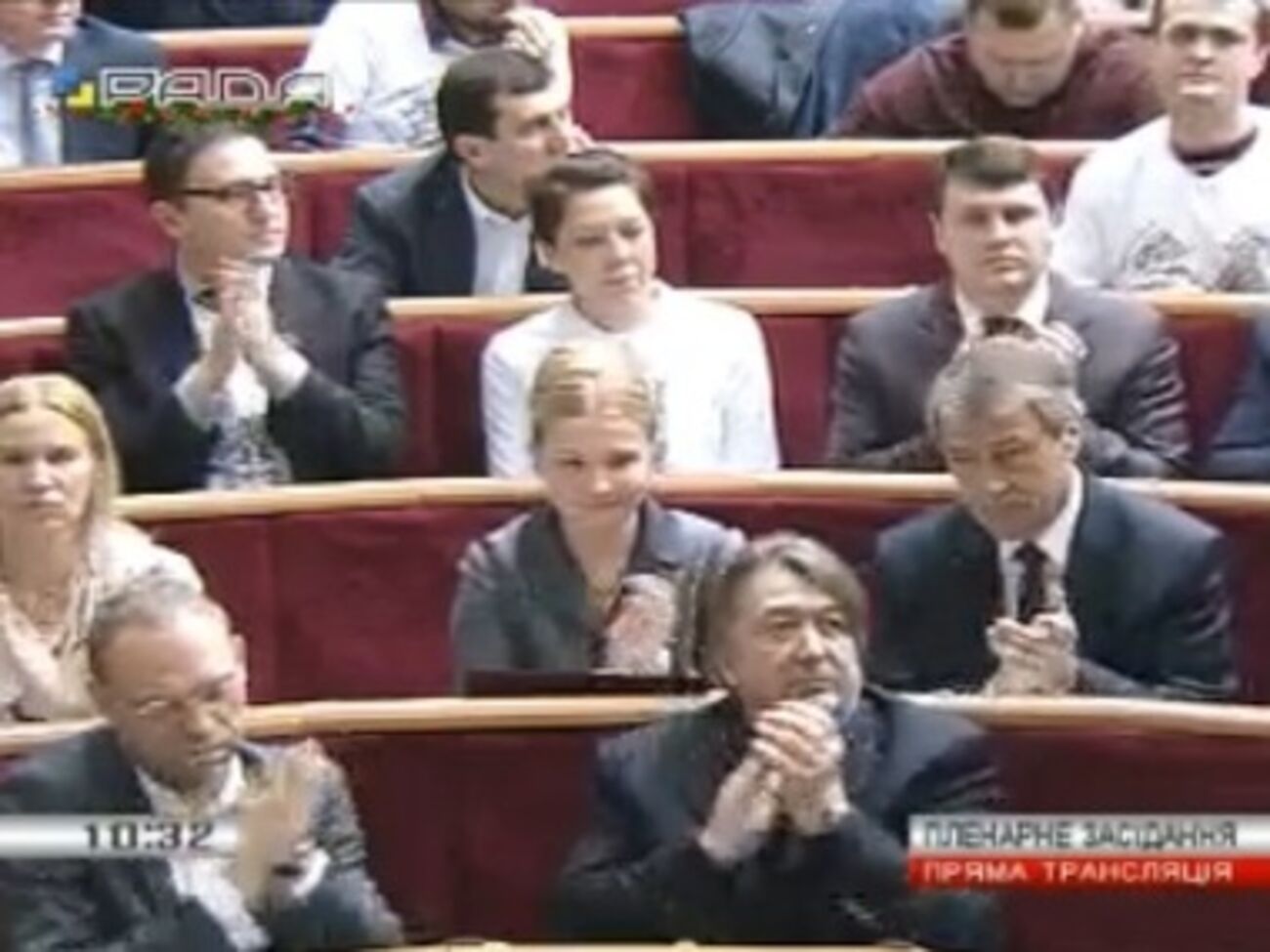 Депутаты от "Батьківщини" аплодируют после удачного голосования