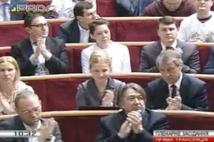 Депутаты от "Батьківщини" аплодируют после удачного голосования