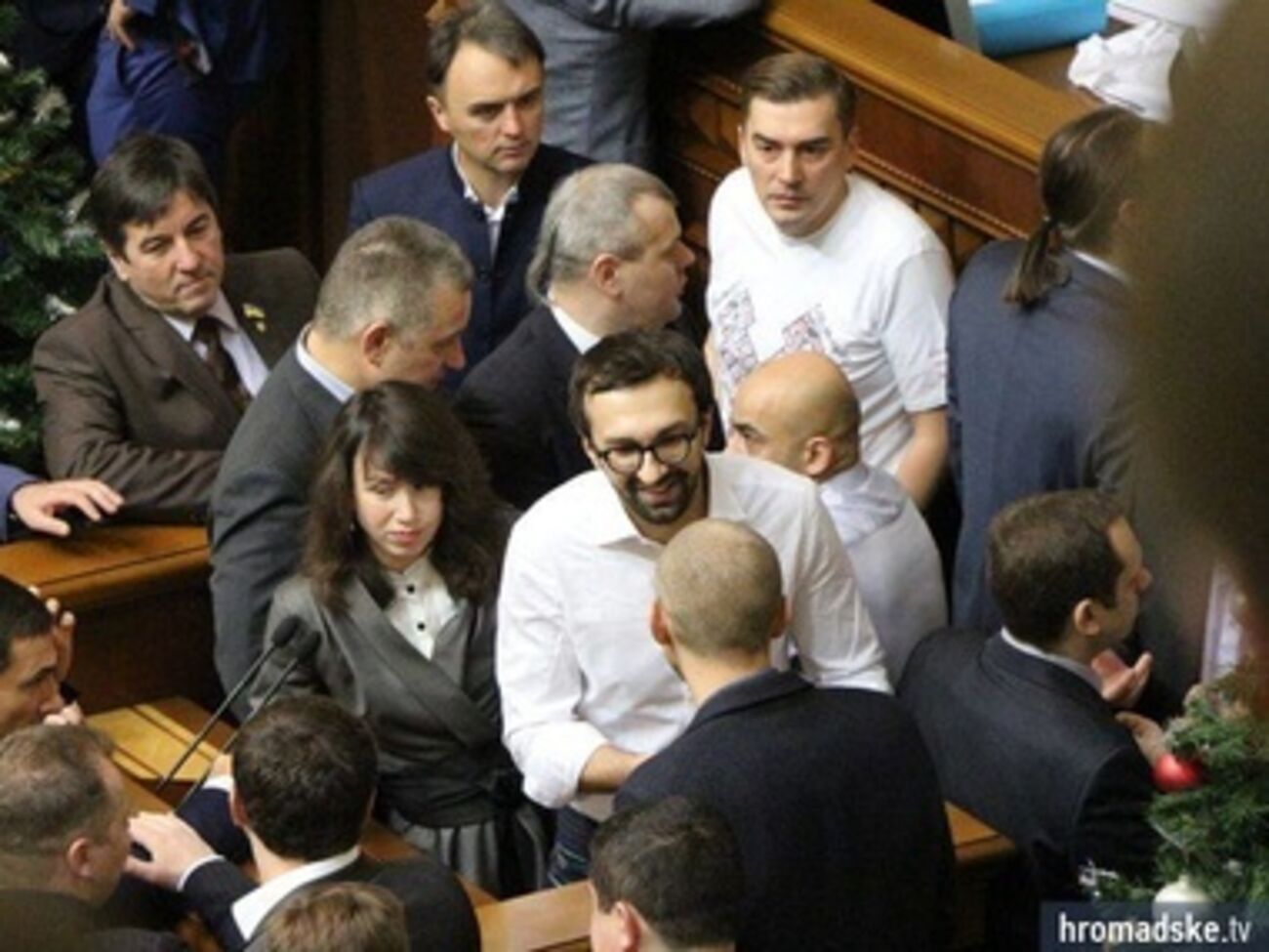 Сергей Лещенко (в центре) был в числе депутатов, которые блокировали трибуну после голосования
