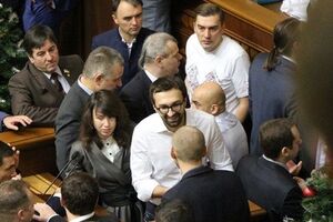 Сергей Лещенко (в центре) был в числе депутатов, которые блокировали трибуну после голосования