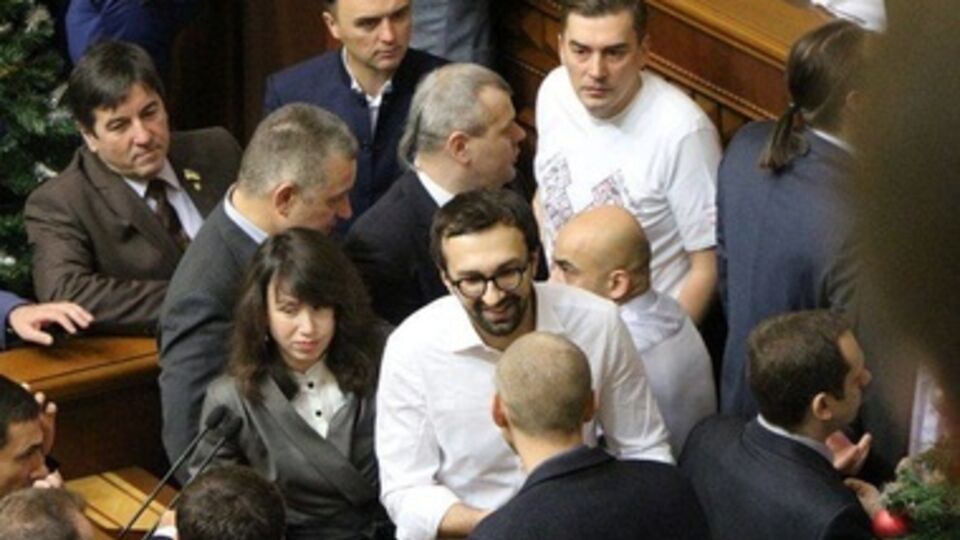 Сергей Лещенко (в центре) был в числе депутатов, которые блокировали трибуну после голосования