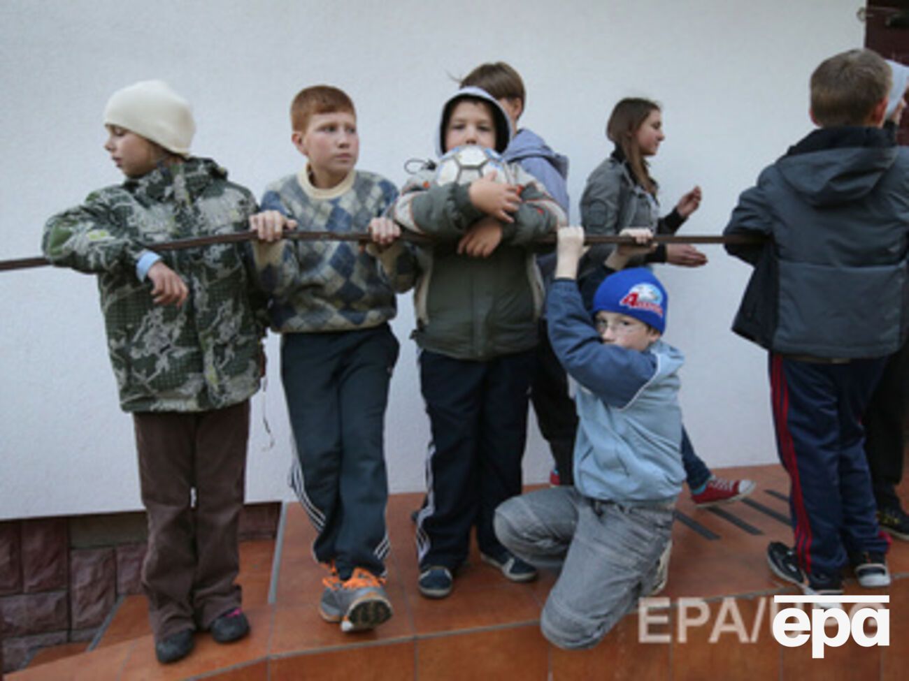 Часть детей на Донбассе ходит в школы и детсады