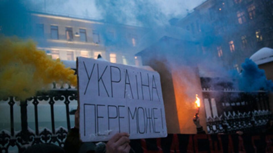 В Москве под зданием Генпрокуратуры активисты зажгли фаеры в поддержку Савченко. Фоторепортаж