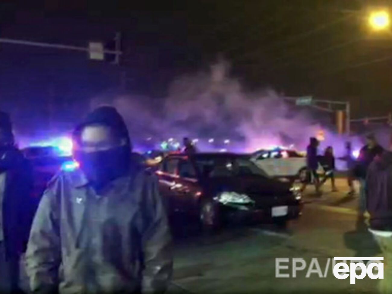 Демонстранты провели акцию протеста со свечами на АЗС, где в среду полицейский застрелил чернокожего подростка