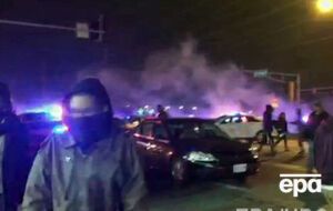 Демонстранты провели акцию протеста со свечами на АЗС, где в среду полицейский застрелил чернокожего подростка