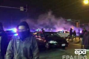 Демонстранты провели акцию протеста со свечами на АЗС, где в среду полицейский застрелил чернокожего подростка