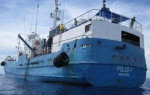 В экипаж теплохода входит 30 человек, 10 из которых --- граждане Украины, 2 --- россияне, остальные 18 --- индонезийцы