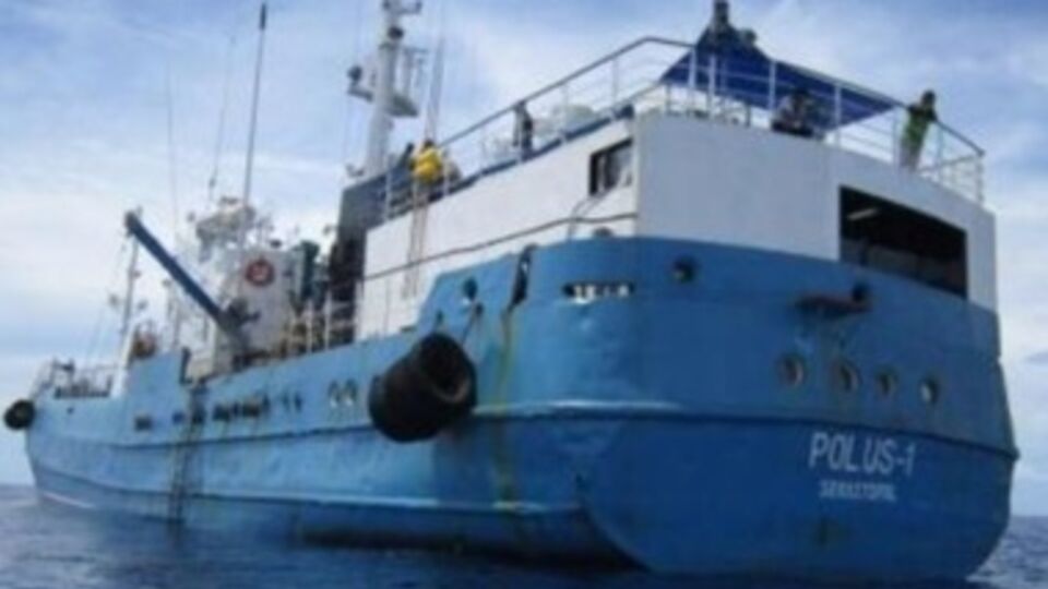 В экипаж теплохода входит 30 человек, 10 из которых --- граждане Украины, 2 --- россияне, остальные 18 --- индонезийцы