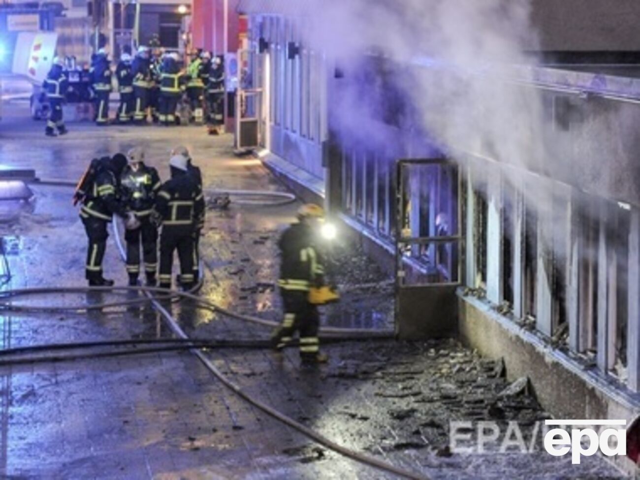 В помещение мечети, находящемся на первом этаже жилого дома, бросили факел через окно