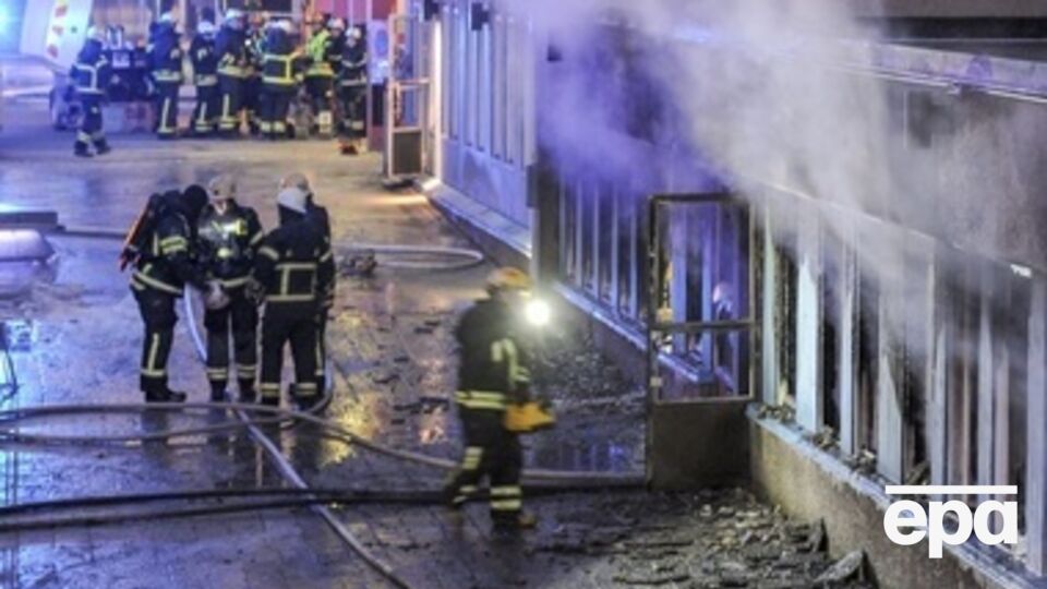 В помещение мечети, находящемся на первом этаже жилого дома, бросили факел через окно