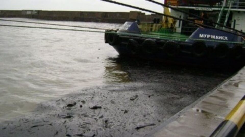 Разлитую нефть продолжают собирать