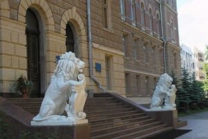 Активисты зашли внутрь Черновицкой ОГА