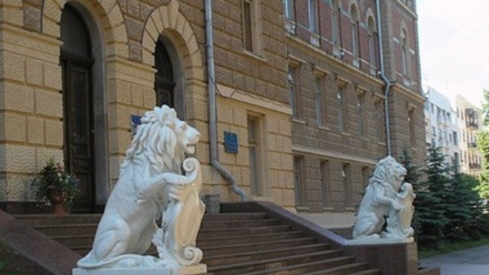 Активисты зашли внутрь Черновицкой ОГА