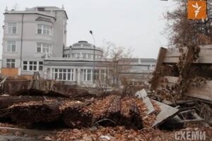 По данным "Радіо Свобода", 0,6135 га земли на улице Радиальной, 5 Петр Порошенко купил еще в 2009 году