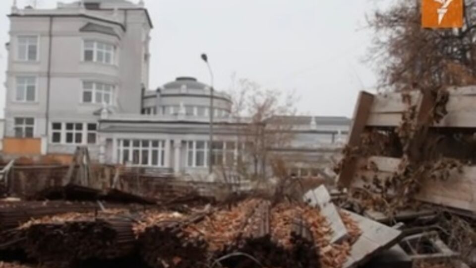 По данным "Радіо Свобода", 0,6135 га земли на улице Радиальной, 5 Петр Порошенко купил еще в 2009 году