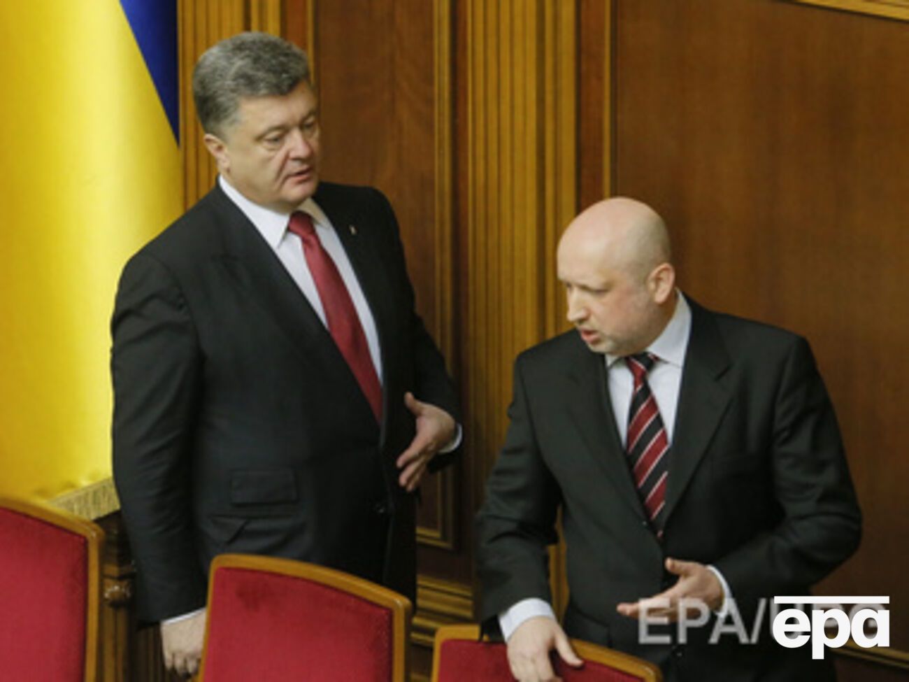 По данным издания INSIDER, перед голосованием за законопроект об СНБО Петр Порошенко и Александр Турчинов провели длительные переговоры