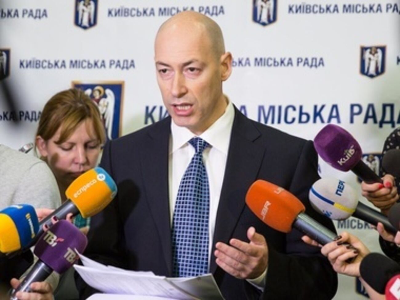 Дмитрий Гордон попросил бюджетную комиссию Киевсовета перевести полагающиеся ему как депутату-мажоритарщику 170 тысяч гривен в фонд консервации "Жовтня" на зиму