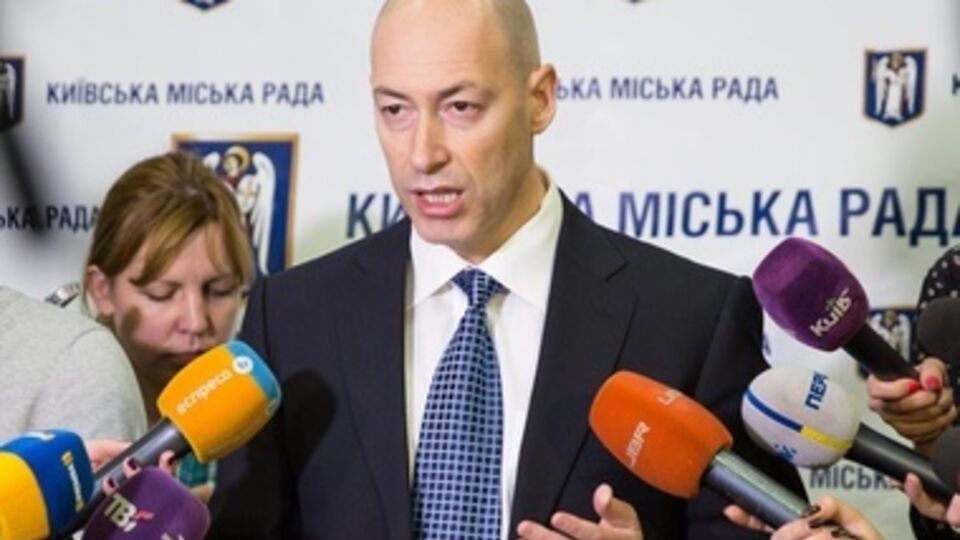 Дмитрий Гордон попросил бюджетную комиссию Киевсовета перевести полагающиеся ему как депутату-мажоритарщику 170 тысяч гривен в фонд консервации "Жовтня" на зиму