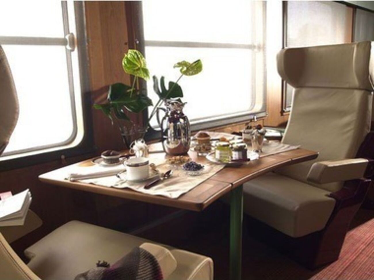 Настоящий интерьер автобуса-ресторана может не совпадать с данной иллюстрацией