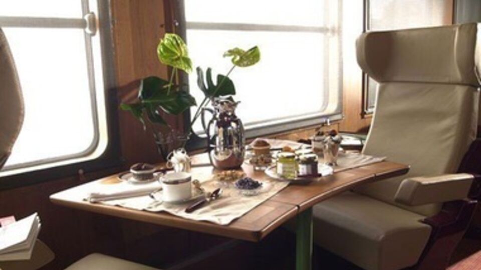 Настоящий интерьер автобуса-ресторана может не совпадать с данной иллюстрацией