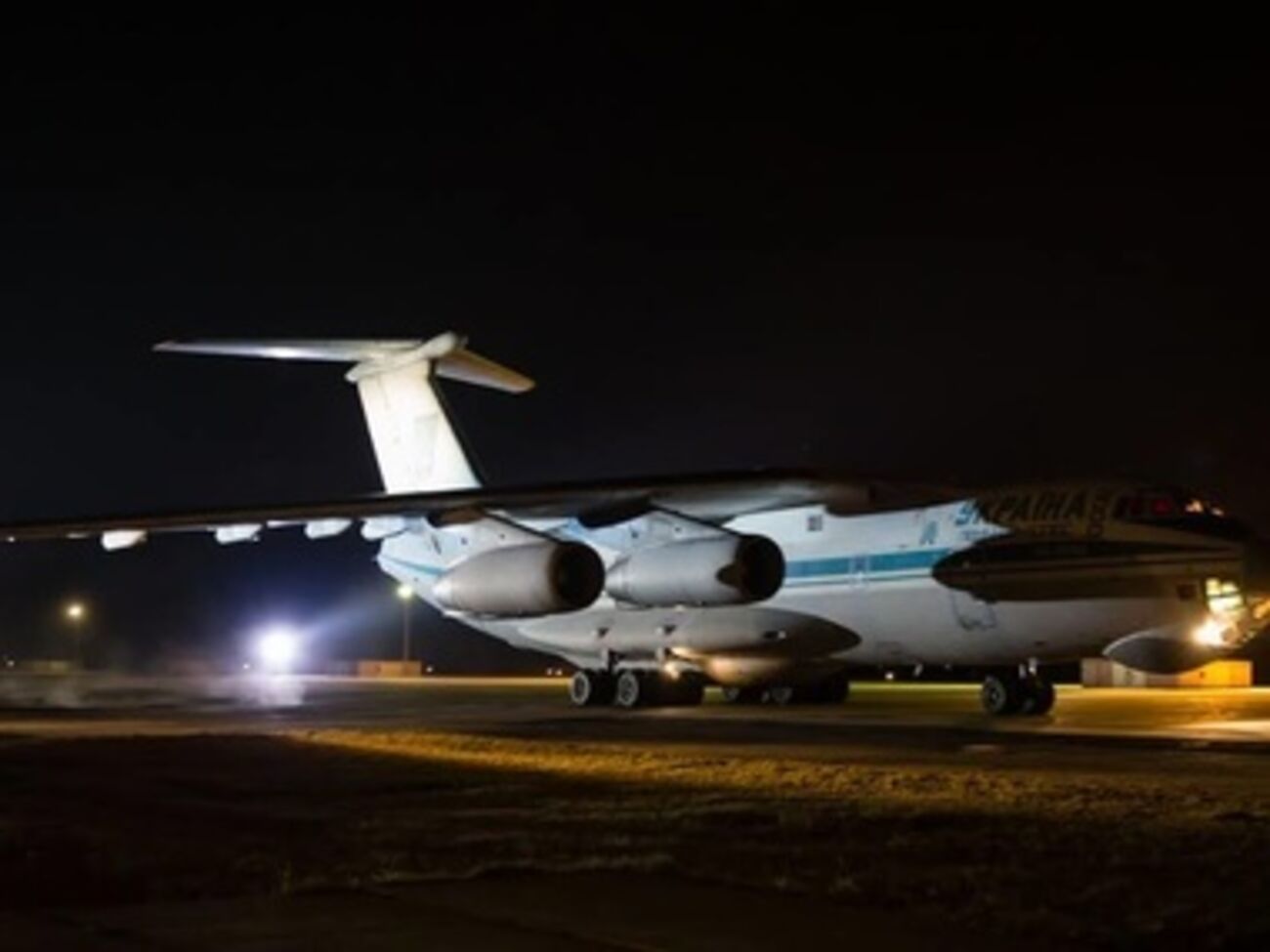 Порошенко встретил самолет с освобожденными из плена военными. Фоторепортаж