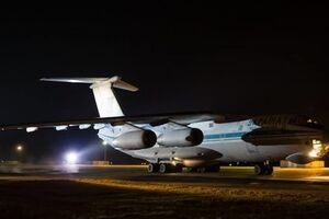 Порошенко встретил самолет с освобожденными из плена военными. Фоторепортаж