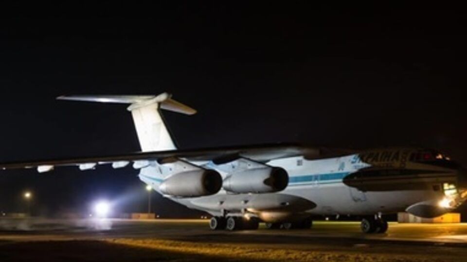 Порошенко встретил самолет с освобожденными из плена военными. Фоторепортаж