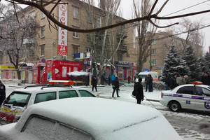 На место взрыва прибыли медики и правоохранители