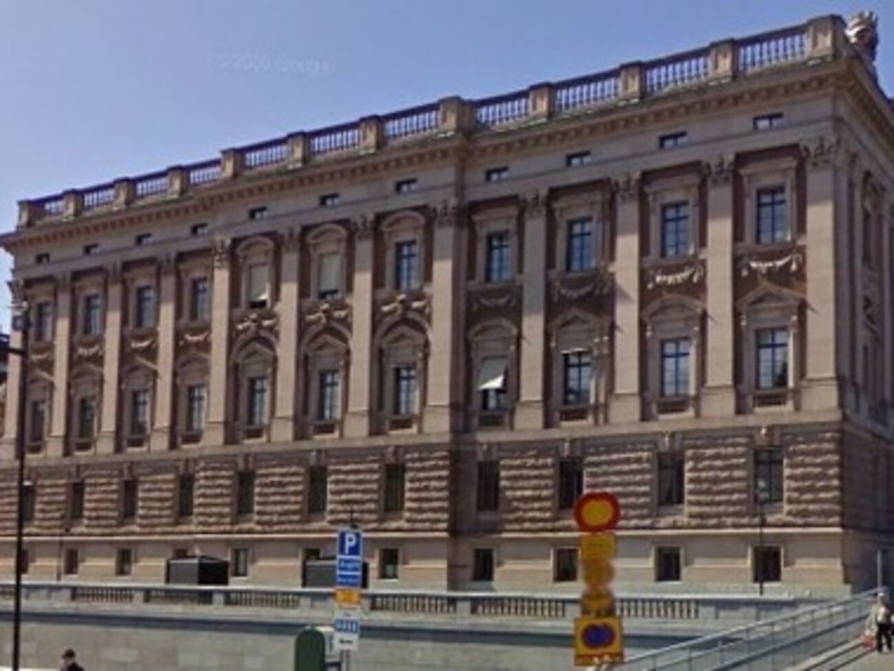 Досрочные выборы были назначены на 22 марта, после того как парламент не согласовал с оппозицией госбюджет