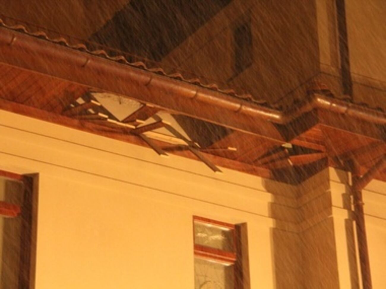 Мэр считает, что злоумышленники целились во флаг, который висел в комнате