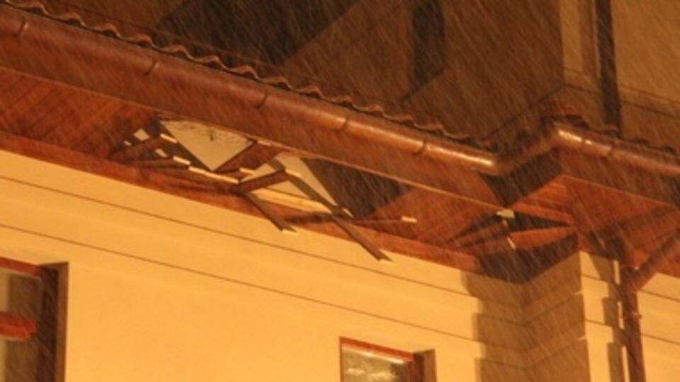 Мэр считает, что злоумышленники целились во флаг, который висел в комнате